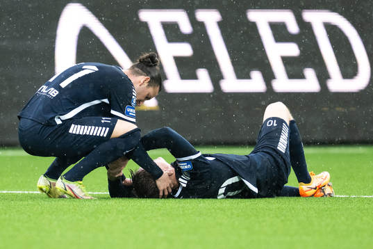 Utsiktens Edin Hamidovic hjälper Albin Skoglund som har ont