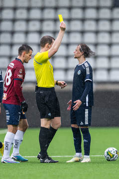 Utsiktens Fredrik Martinsson varnas av domare Oscar Johnson