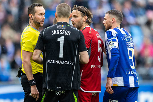 Domare Victor Wolf i diskussion med målvakt Oscar Jansson, Christoffer Nyman och IFK Göteborgs Marcus Berg