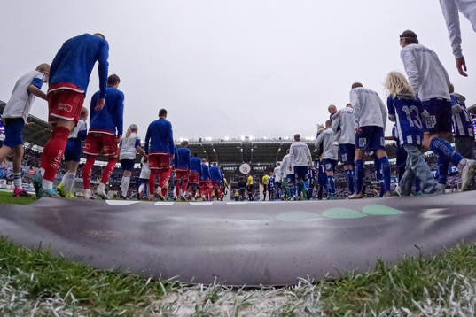 Lagen på väg in för line up innan fotbollsmatchen i Allsvenskan mellan IFK Göteborg och IFK Norrköping den 1 maj 2023 i Göteborg. 