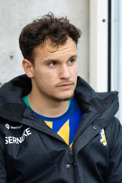 IFK Göteborgs målvakt Elis Bishesari på bänken innan fotbollsmatchen i Allsvenskan mellan IFK Göteborg och IFK Norrköping den 1 maj 2023 i Göteborg. 