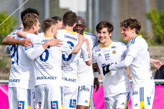 GIF Sundsvalls Johan Bengtsson jublar med lagkamrater efter 3-4