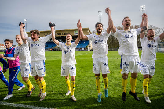 GIF Sundsvalls spelare jublar