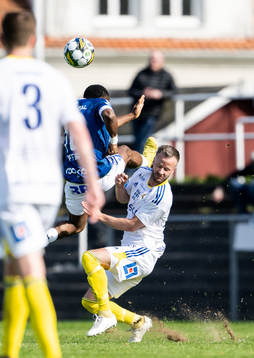 Trelleborgs Henry Offia och GIF Sundsvalls Robert Lundström