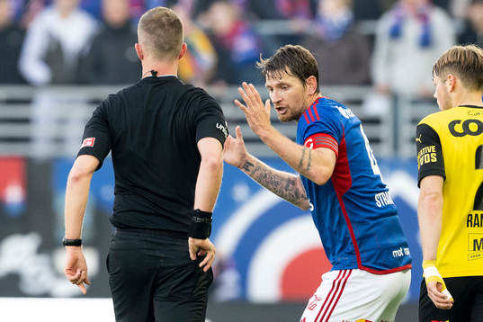 Referee Kristoffer Hagenes and Stefan Strandberg of Vålerenga