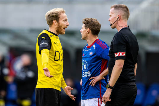 Gjermund Åsen of Lillestrøm and Referee Kristoffer Hagenes