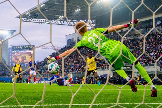 Akor Adams of Lillestrøm scores the 3-4 goal behind goalkeeper Magnus Smelhus Sjøeng of Vålerenga