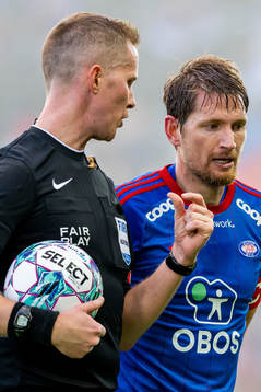 Referee Kristoffer Hagenes and Stefan Strandberg of Vålerenga