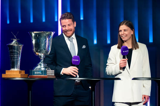 SM-guldvinnare Erik Josefsson, Växjö Lakers, och Sara