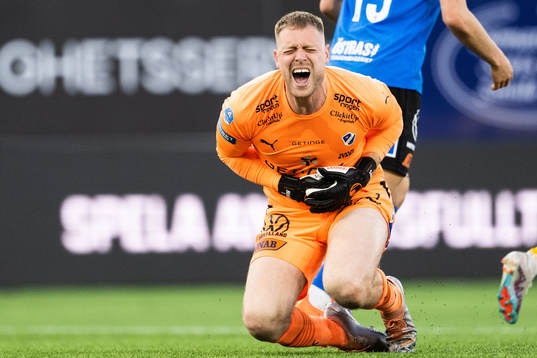 Halmstads målvakt Malkolm Nilsson Säfqvist har ont