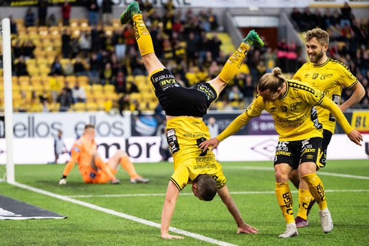 Elfsborgs Andre Ibsen Rømer jublar med Niklas Hult och Jack Cooper-Love efter 6-1