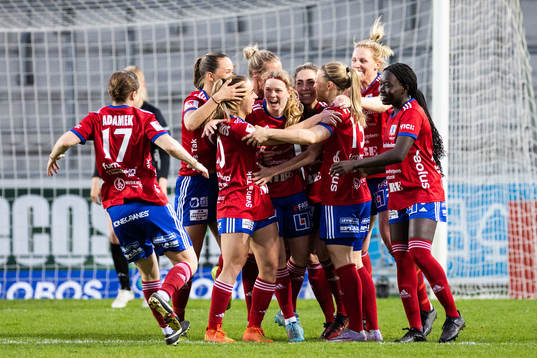 Vittsjös Clara Markstedt jublar med lagkamrater