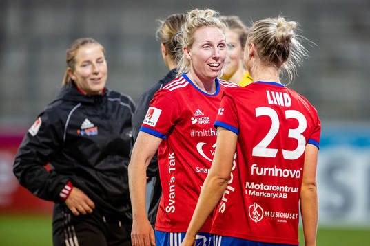 Vittsjös Sandra Adolfsson och Kajsa Lind jublar