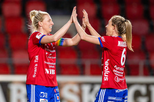 Vittsjös Sandra Adolfsson och Clara Markstedt jublar