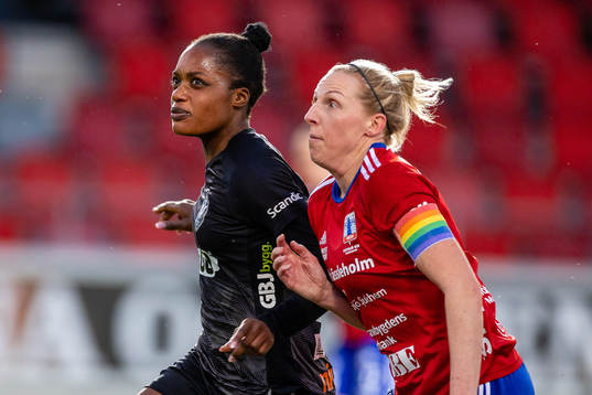 Växjö DFFs Evelyn Ijeh och Vittsjös Sandra Adolfsson