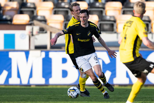 AIKs Jetmir Haliti mot Mjällbys Alexander Johansson