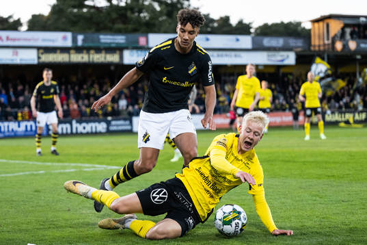 AIKs Robin Tihi och Mjällbys Otto Rosengren