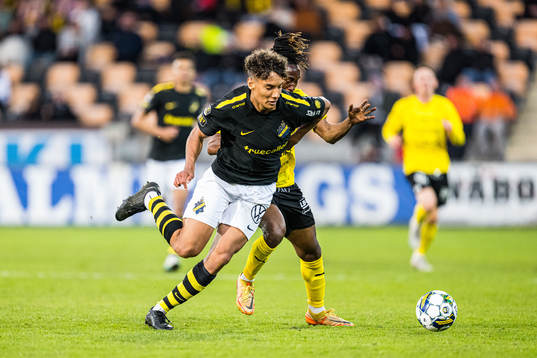 AIKs Robin Tihi och Mjällbys Mamudu Moro