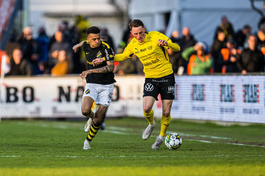 AIKs Rui Modesto och Mjällbys Noah Persson