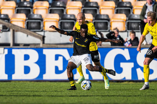 AIKs Erick Otieno och Mjällbys Viktor Gustafson