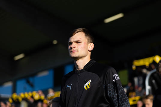 Häckens Oscar Uddenäs på väg ut till line up innan