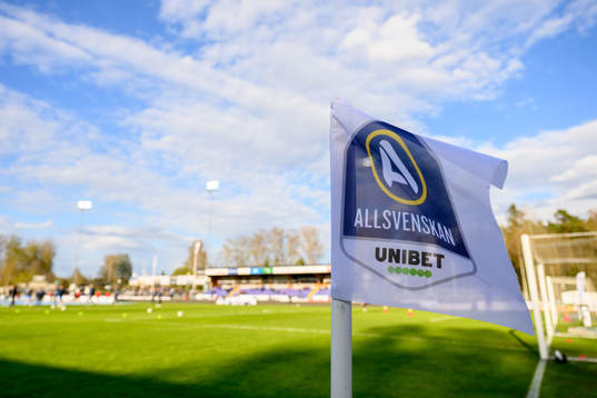 En hörnflagga med Allsvenskans märke på Finnvedsvallen