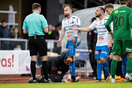 Värnamos Evaldo Nascimento Lamaur Neto reagerar på att ha