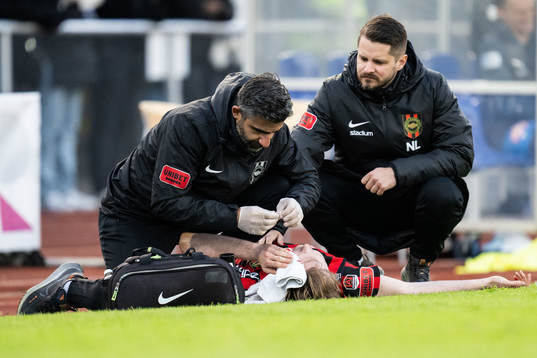 Brommapojkarnas Tim Waker har ont och får vård