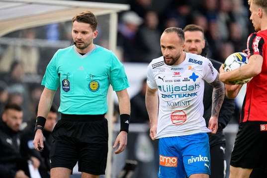 Domare Joakim Östling och Värnamos Evaldo Nascimento