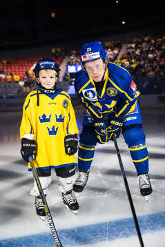 Lucas Raymond of Sweden with a mascot