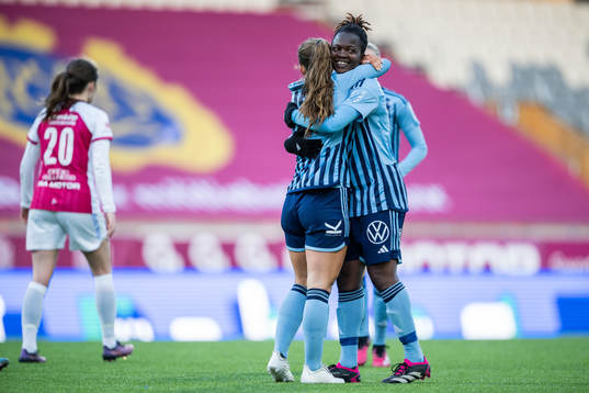 Djurgårdens Tilde Lindwall jublar tillsammans med Portia Boakye efter 0-1