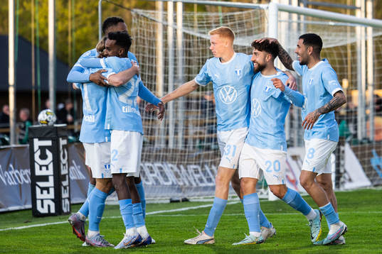 Malmö FFs Sebastian Nanasi jublar med lagkamrater efter 4-0