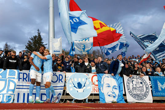 Malmö FFs Samuel Kotto och Sebastian Nanasi jublar