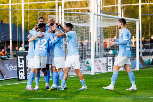 Malmö FFs spelare jublar efter 0-4 av Sebastian Nanasi
