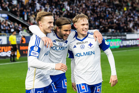 IFK Norrköpings Christoffer Nyman jublar med Jacob Ortmark och Marcus Baggesen efter 2-0