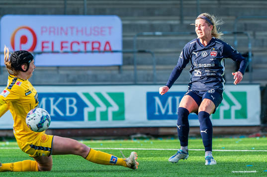 FC Rosengårds Olivia Schough gör 2-0 bakom Kristianstads målvakt Melina Loeck