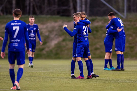 Hovshagas Marcus Nilsson och Otto Mellberg jublar