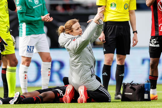 Östersunds fysio Jenny Larsson signalerar för byte av Theodore Rask