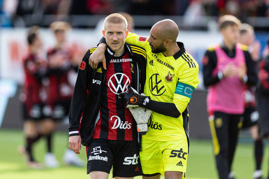 Östersunds Simon Kroon och målvakt Aly Keita