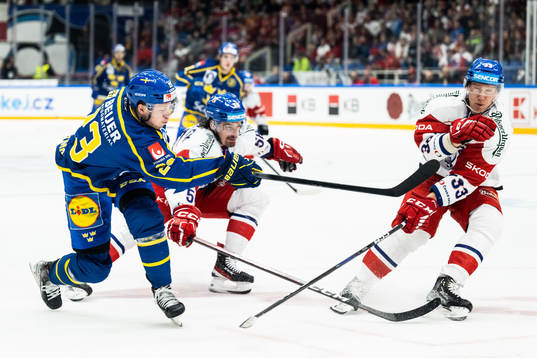 Lucas Raymond of Sweden against Daniel Vozenilek and Jan
