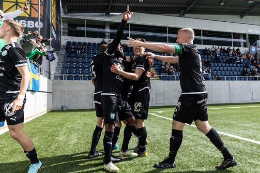 Västerås SKs Jaheem Burke jublar efter 0-1