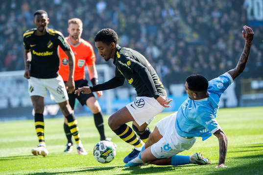AIKs Alexander Fesshaie Beraki och Malmö FFs Sergio Pena