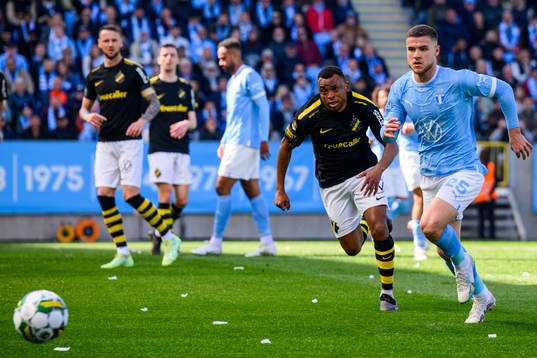 AIKs Abdussalam Magashy och Malmö FFs Gabriel Busanello