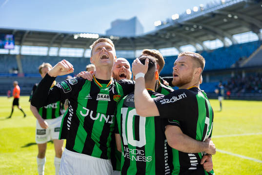 GAIS Julius Lindberg jublar med lagkamraterna Joackim