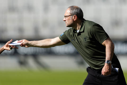 Trelleborgs tränare Per-Ola Ljung lämnar en lapp till