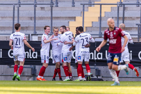Östers Adam Bergmark Wiberg jublar med lagkamrater efter att han gjort 0-1