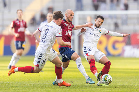 Östers Alex Thor Hauksson och Vladimir Rodic i kamp om bollen med Örgrytes Jonathan Drott
