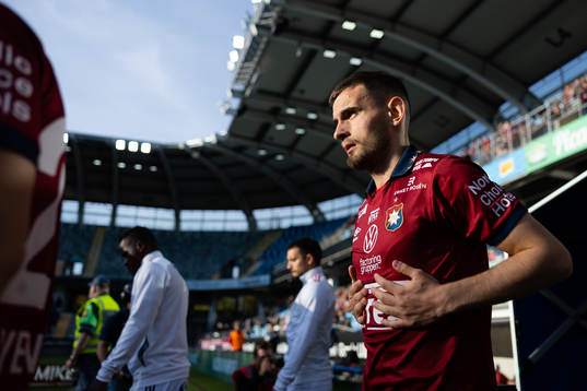 Örgrytes Erion Sadiku på väg ut till line up innan  fotbollsmatchen i Superettan mellan Örgryte och Öster den 8 maj 2023 i Göteborg. 
