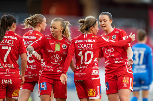 Örebros Heidi Kollanen jublar med lagkamrater efter efter 0-5