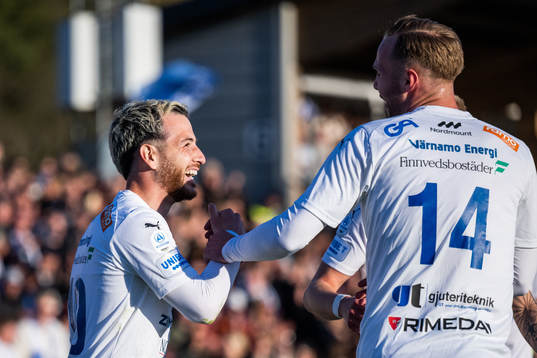 Värnamos Marco Bustos jublar